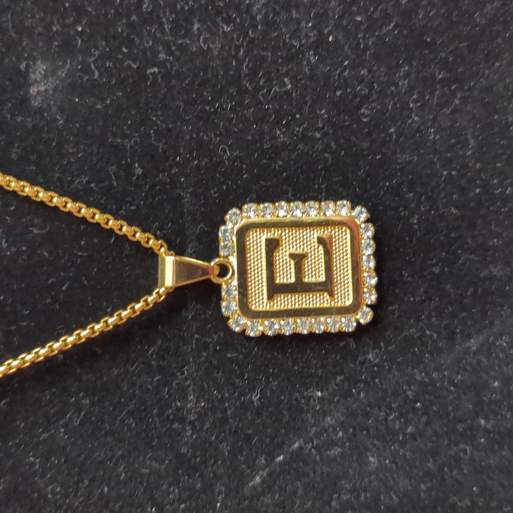 NWOT (259) Gold toned Necklace with Initial "E" Pendant - costume jewelry